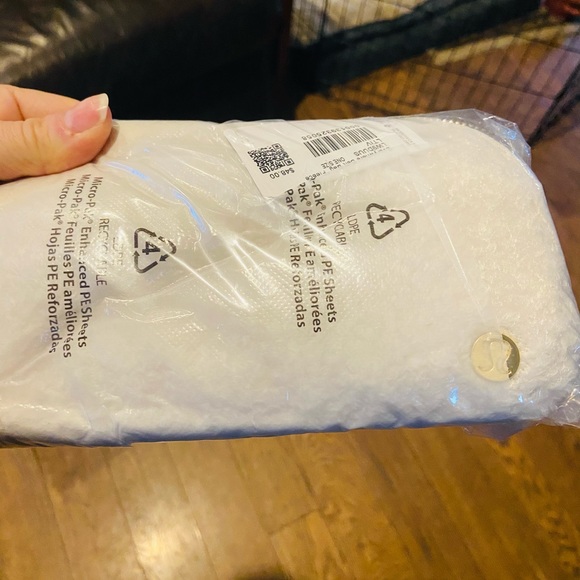 20 Item Lululemon Resale Lot! Including NWT Ivory belt bag! - Picture 5 of 12